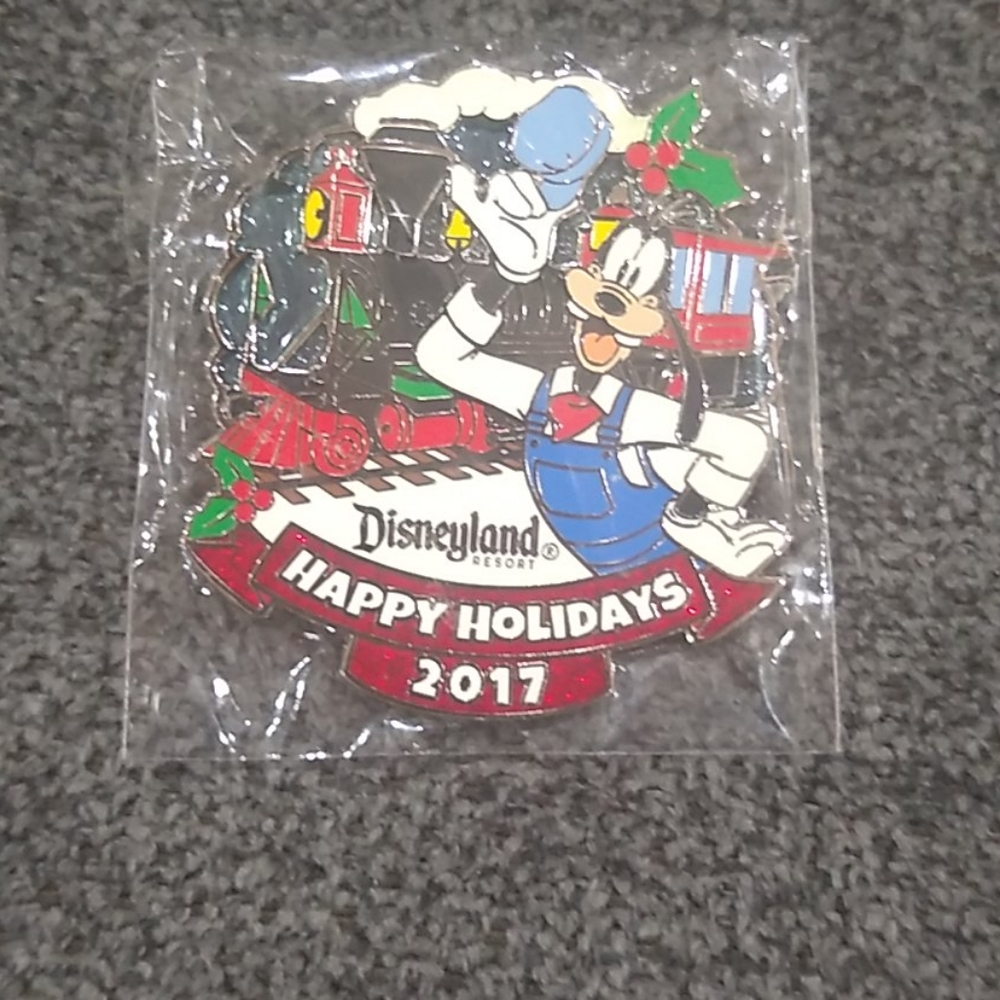 Disneyland Holiday Pin 2017
